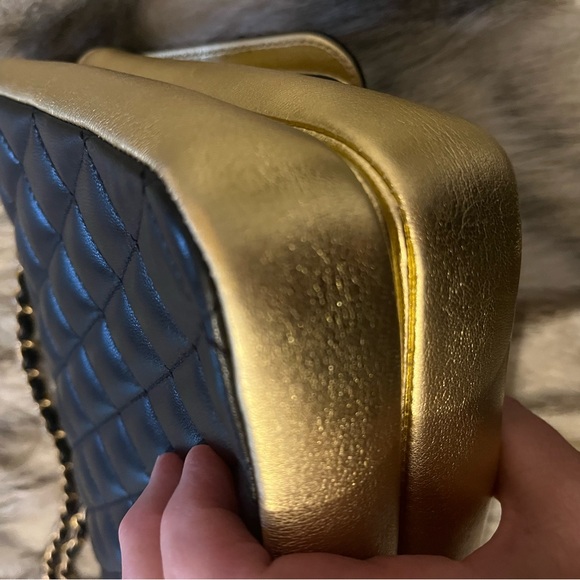 Chanel Medium CC Chic Flap Bag - Picture 4 of 13